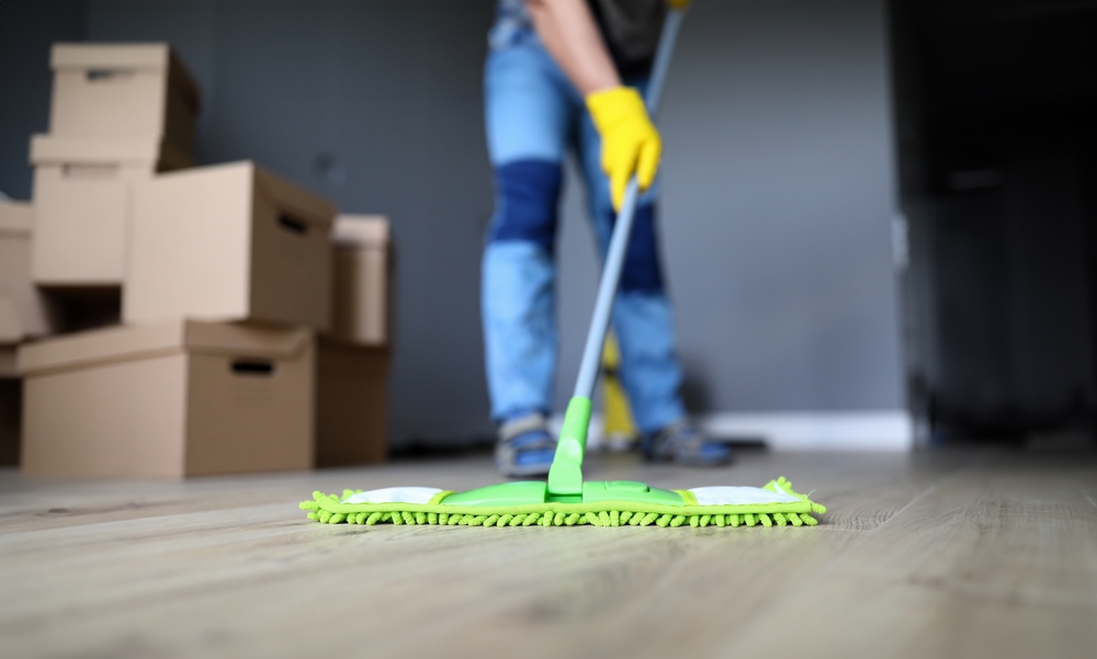 Close-up,Of,Male,Hands,Holding,Microfiber,Fluffy,Rag,And,Mopping